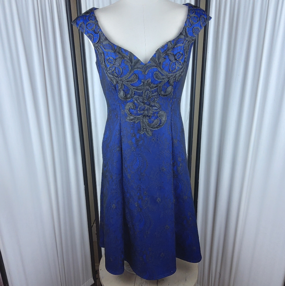 Tadashi Shoji Blue/Black Embroidered Floral Overlay Cocktail Dress/Women Size 2
